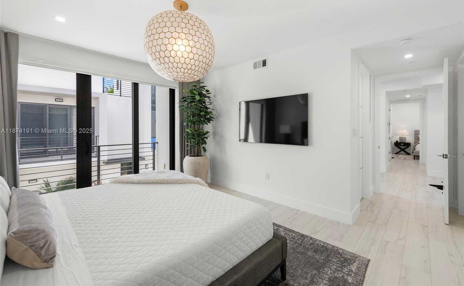 Small Image of 2679 NORTH EAST 8TH AVE, Wilton Manors Number 18