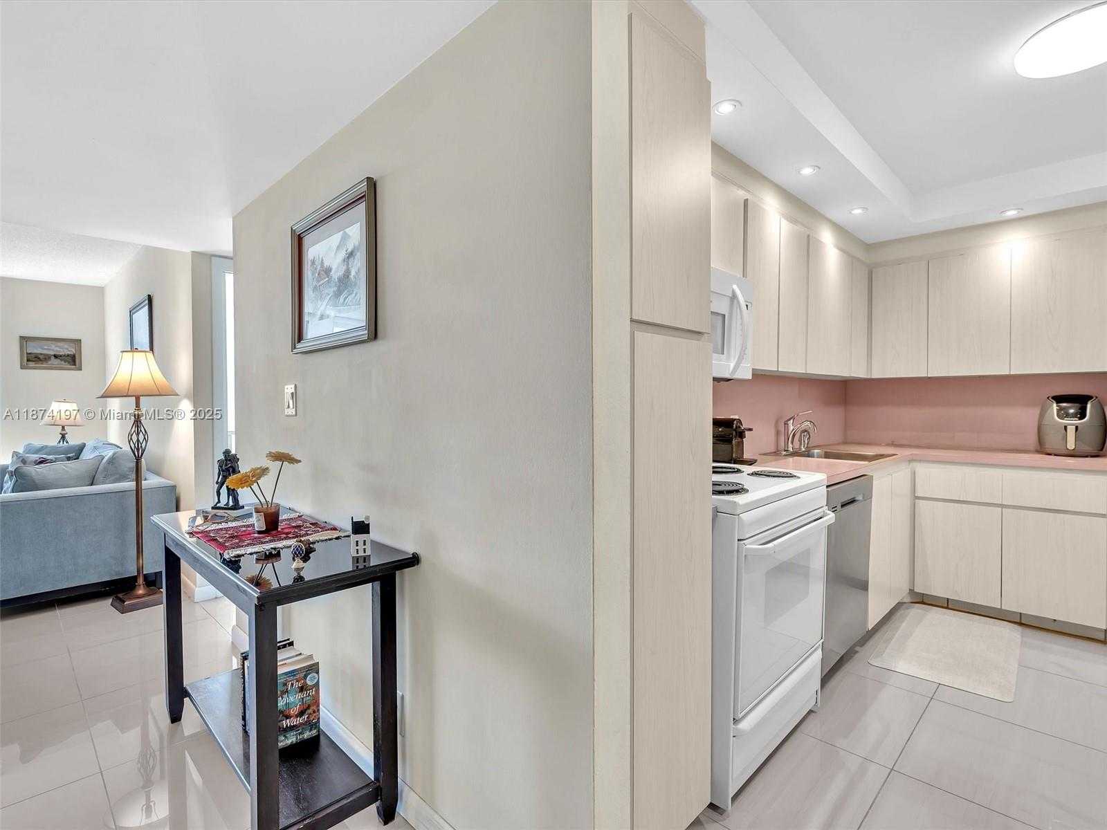 Small Image of 20400 WEST COUNTRY CLUB DR #605, Aventura Number 3