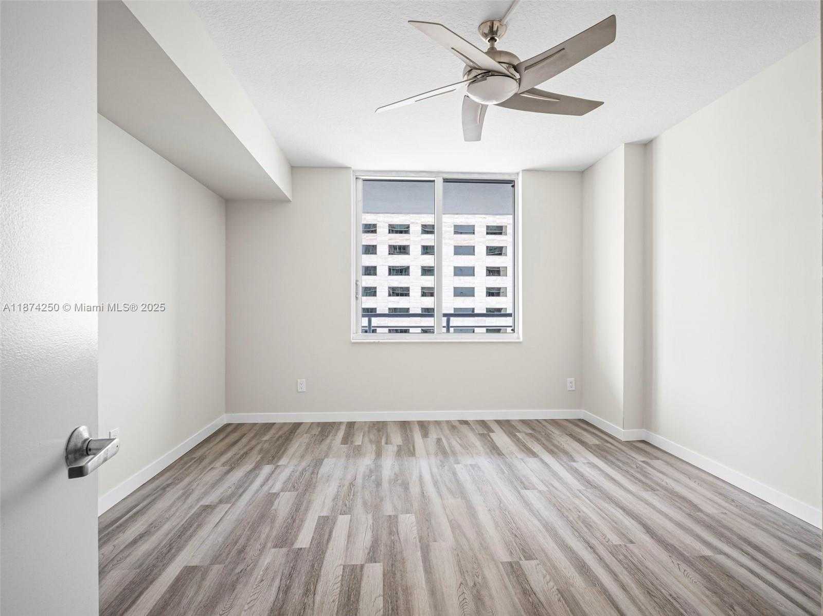 Small Image of 335 Biscayne Blvd, Miami, FL 33132, USA Number 15