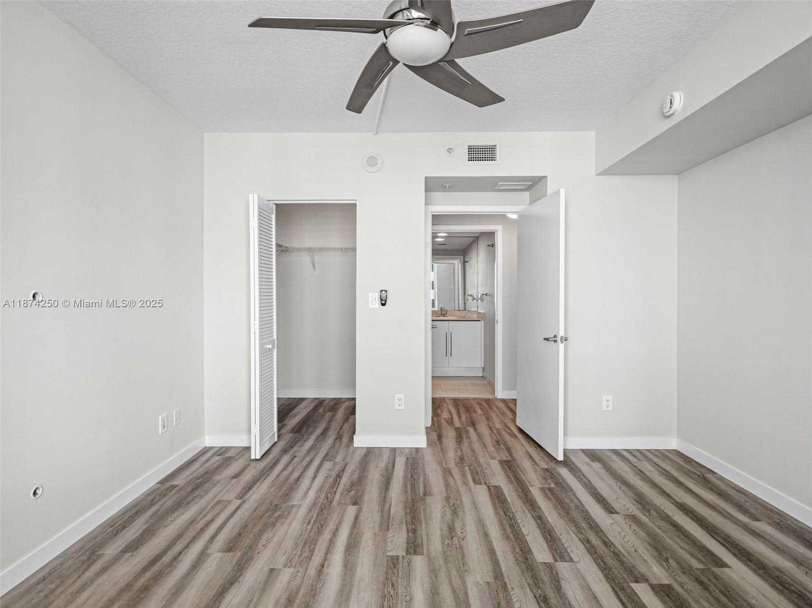 Small Image of 335 Biscayne Blvd, Miami, FL 33132, USA Number 16