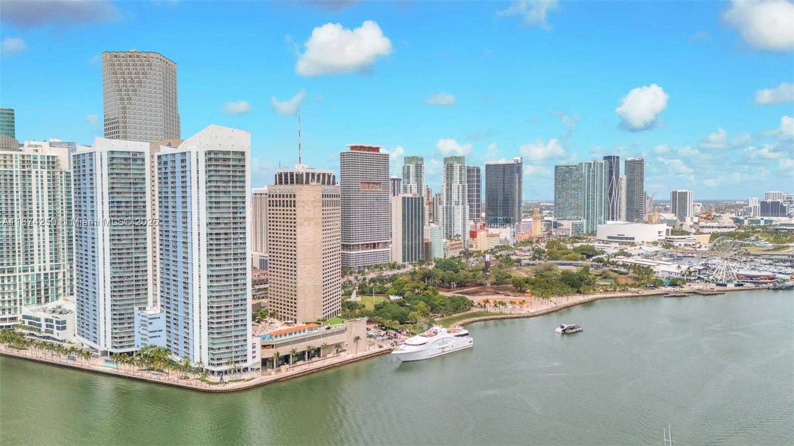 Small Image of 335 Biscayne Blvd, Miami, FL 33132, USA Number 19