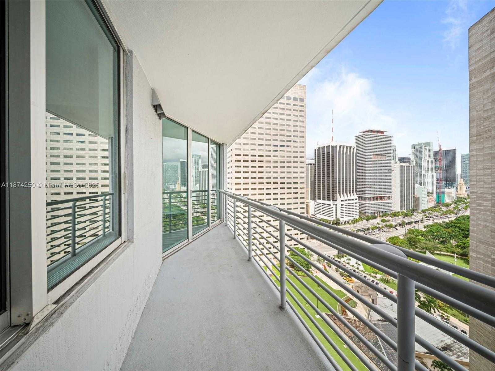 Small Image of 335 Biscayne Blvd, Miami, FL 33132, USA Number 4