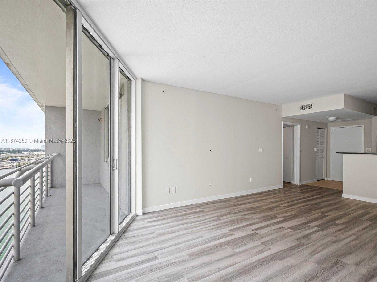 Small Image of 335 Biscayne Blvd, Miami, FL 33132, USA Number 7