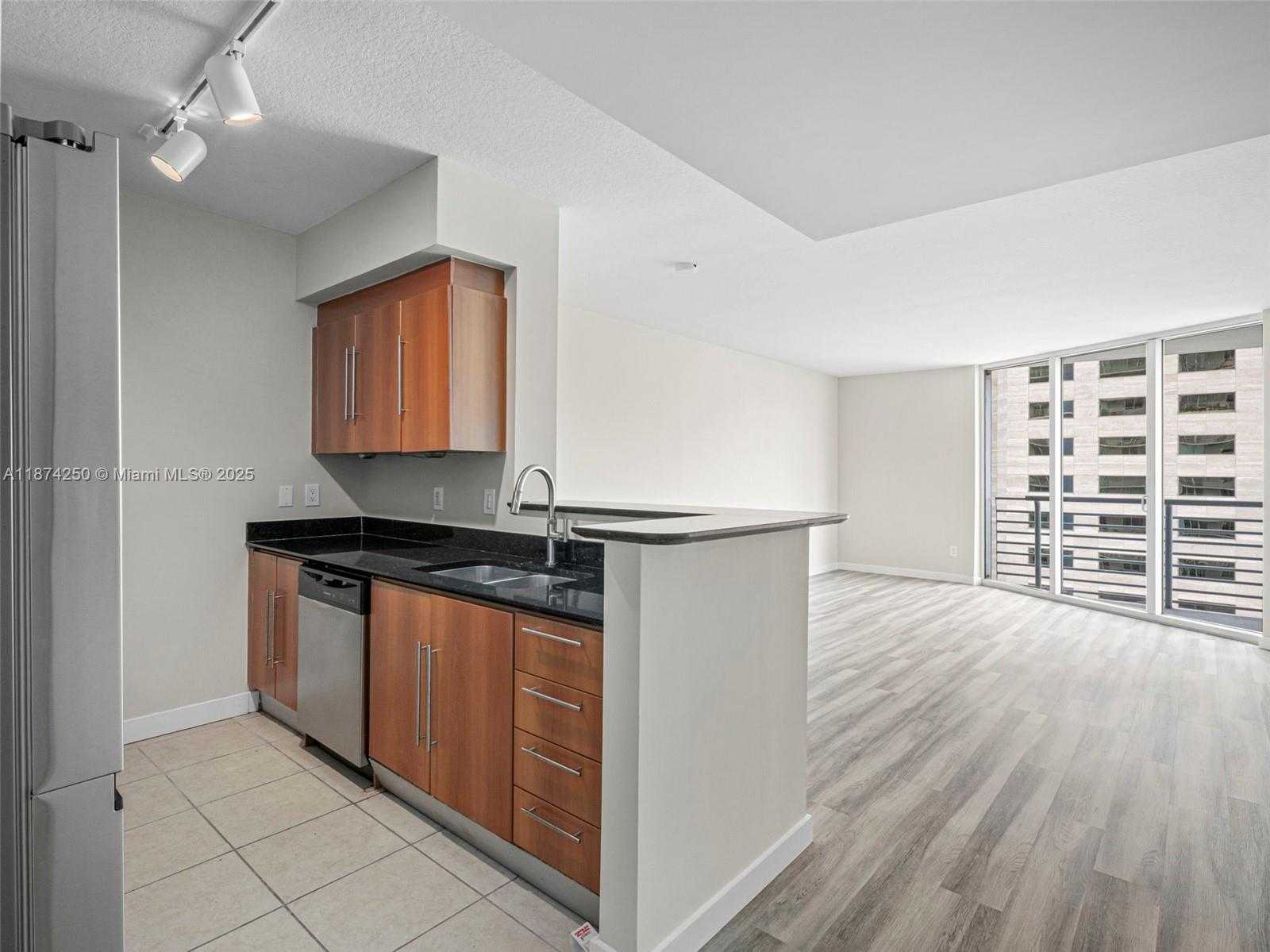Small Image of 335 Biscayne Blvd, Miami, FL 33132, USA Number 8