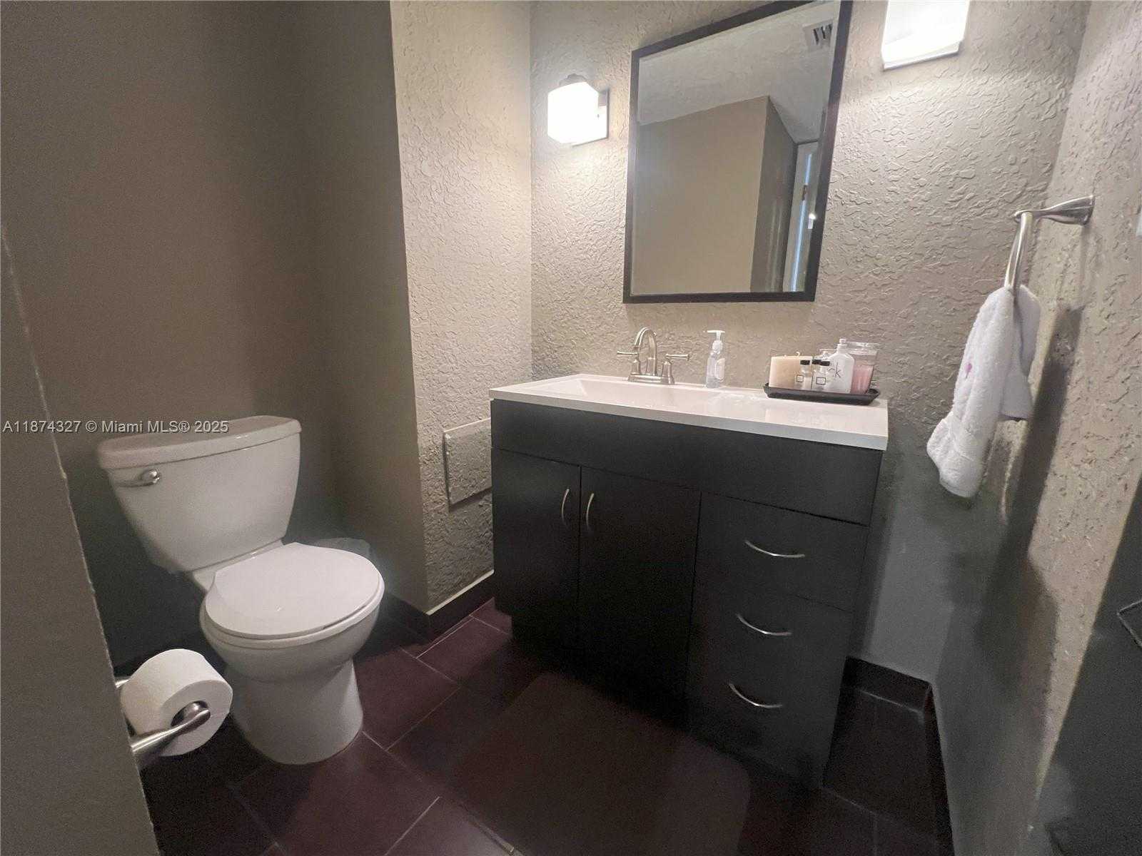 Small Image of 18051 Biscayne Blvd, Aventura, FL 33160, USA Number 17