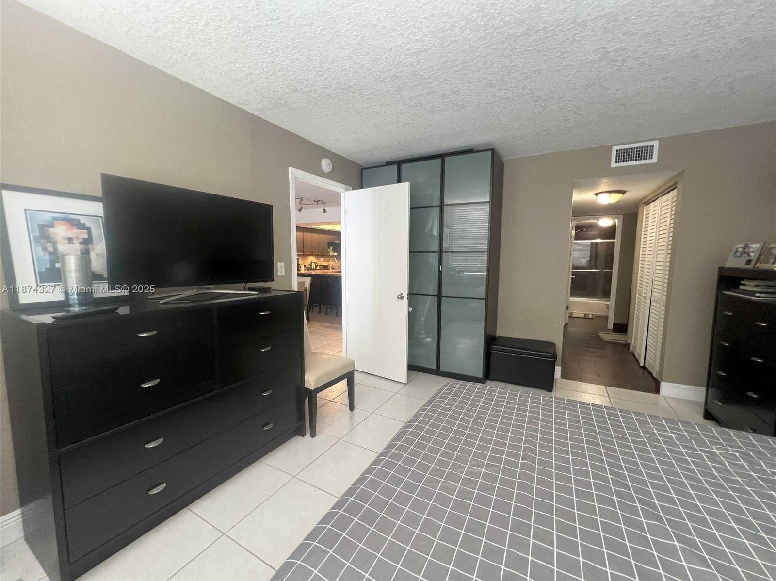 Small Image of 18051 Biscayne Blvd, Aventura, FL 33160, USA Number 25
