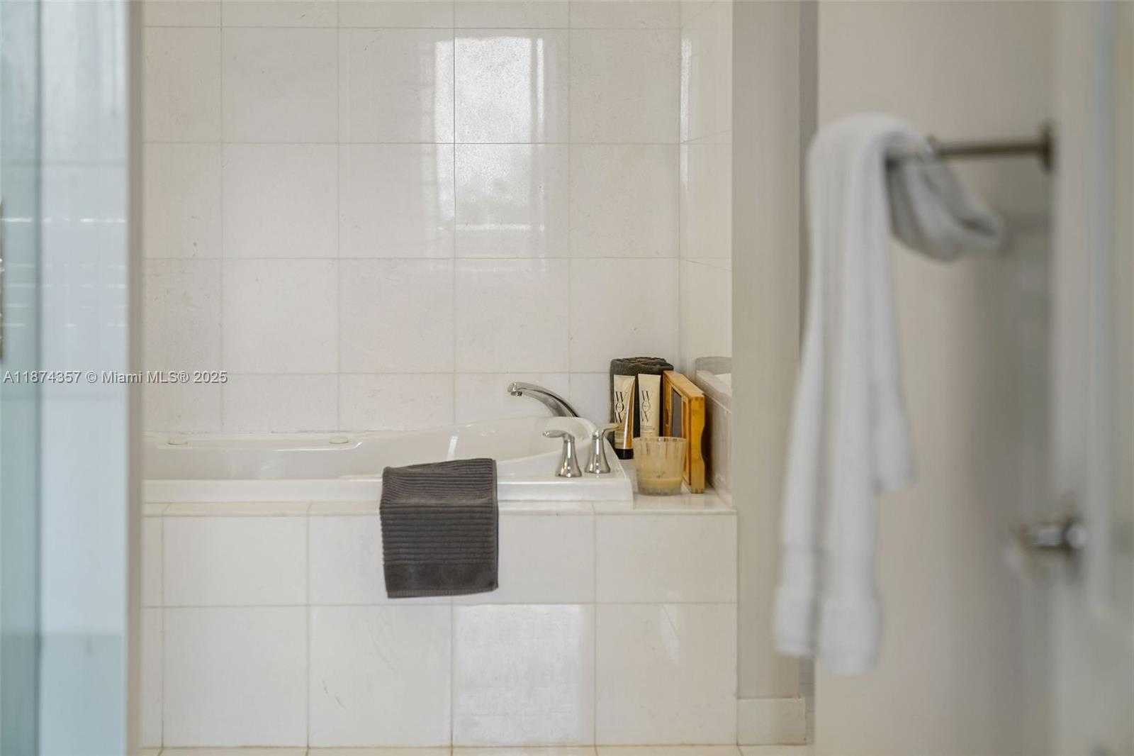 Small Image of 2001 MERIDIAN AV #509, Miami Beach Number 25