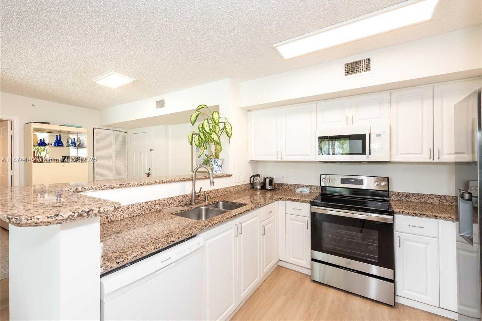 Small Image of 1155 BRICKELL BAY DR #609, Miami Number 2