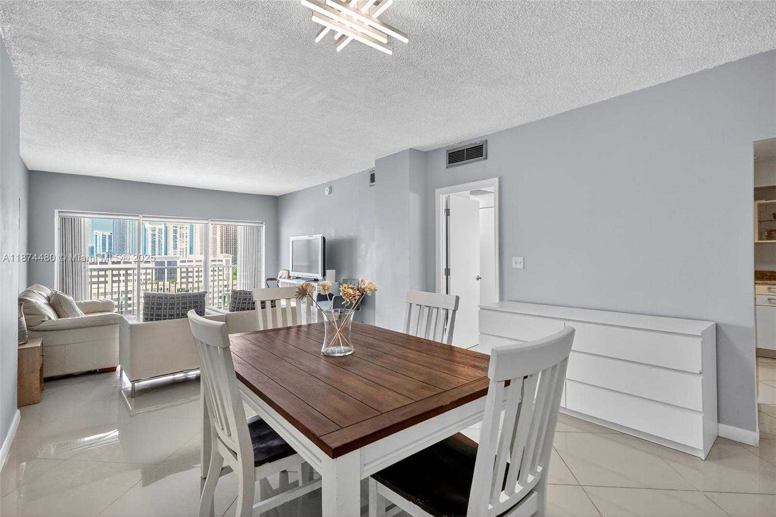 Small Image of 300 BAYVIEW DR #1009, Sunny Isles Beach Number 13