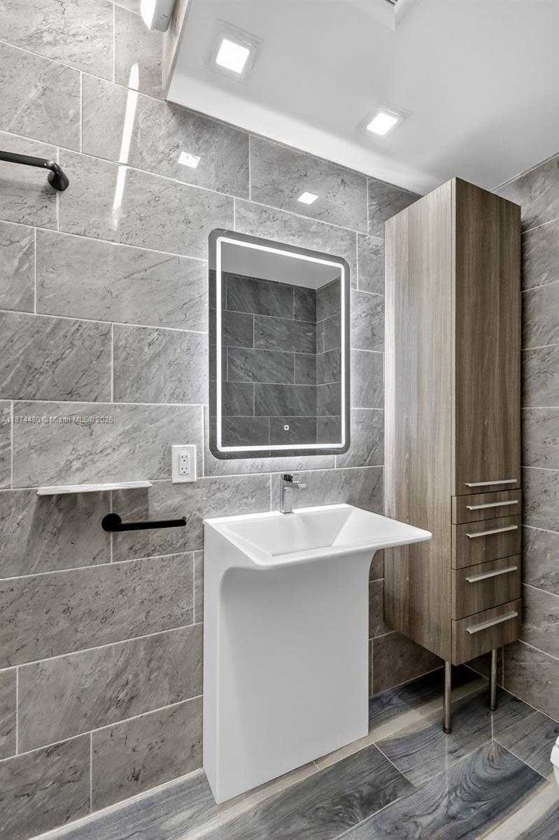 Small Image of 300 BAYVIEW DR #1009, Sunny Isles Beach Number 14