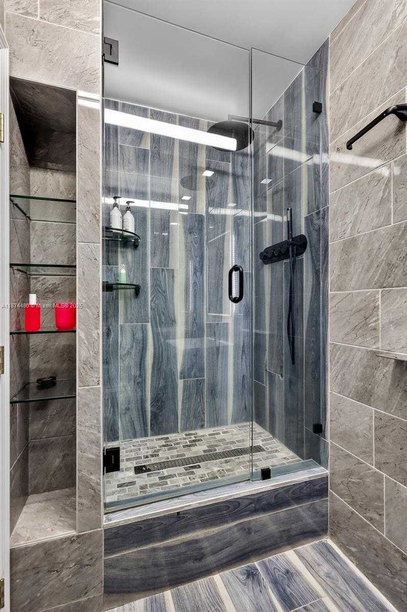 Small Image of 300 BAYVIEW DR #1009, Sunny Isles Beach Number 15