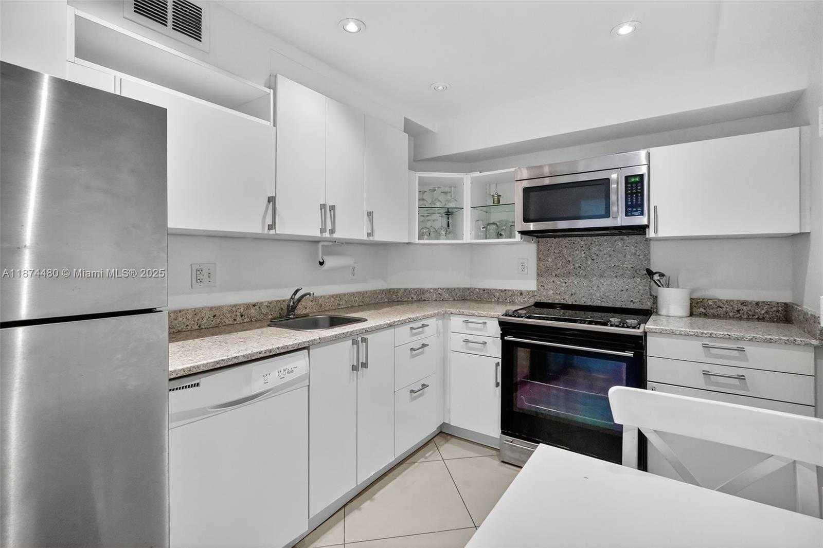 Small Image of 300 BAYVIEW DR #1009, Sunny Isles Beach Number 16