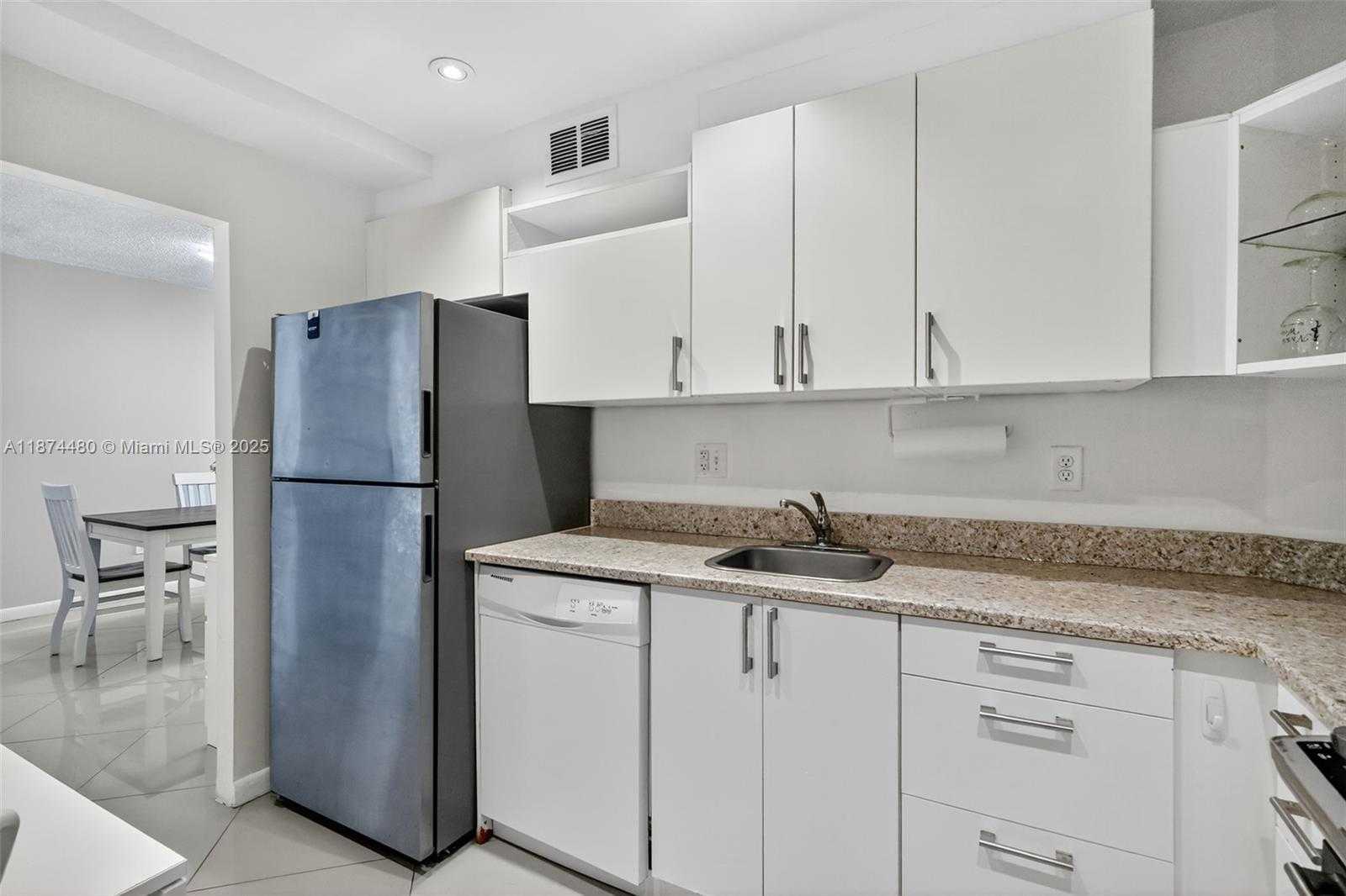 Small Image of 300 BAYVIEW DR #1009, Sunny Isles Beach Number 17