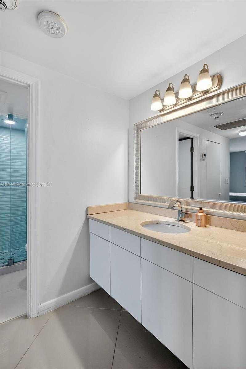 Small Image of 300 BAYVIEW DR #1009, Sunny Isles Beach Number 23