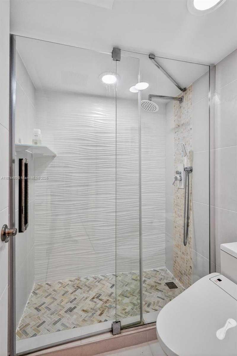 Small Image of 300 BAYVIEW DR #1009, Sunny Isles Beach Number 24