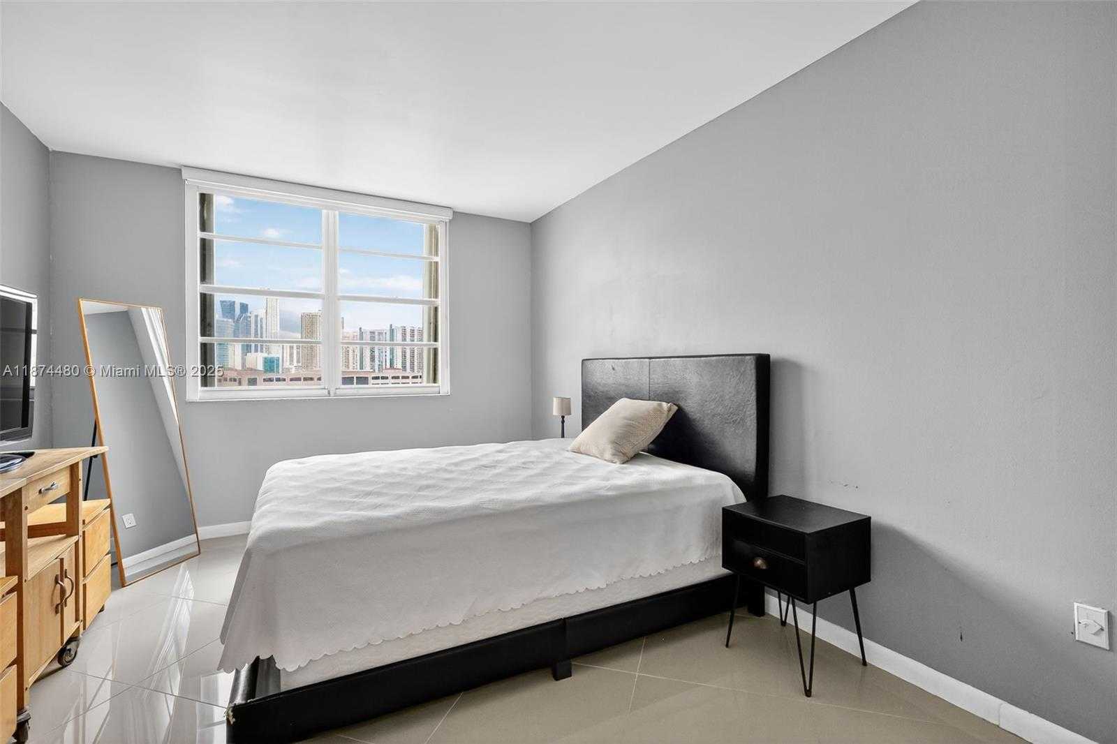 Small Image of 300 BAYVIEW DR #1009, Sunny Isles Beach Number 25