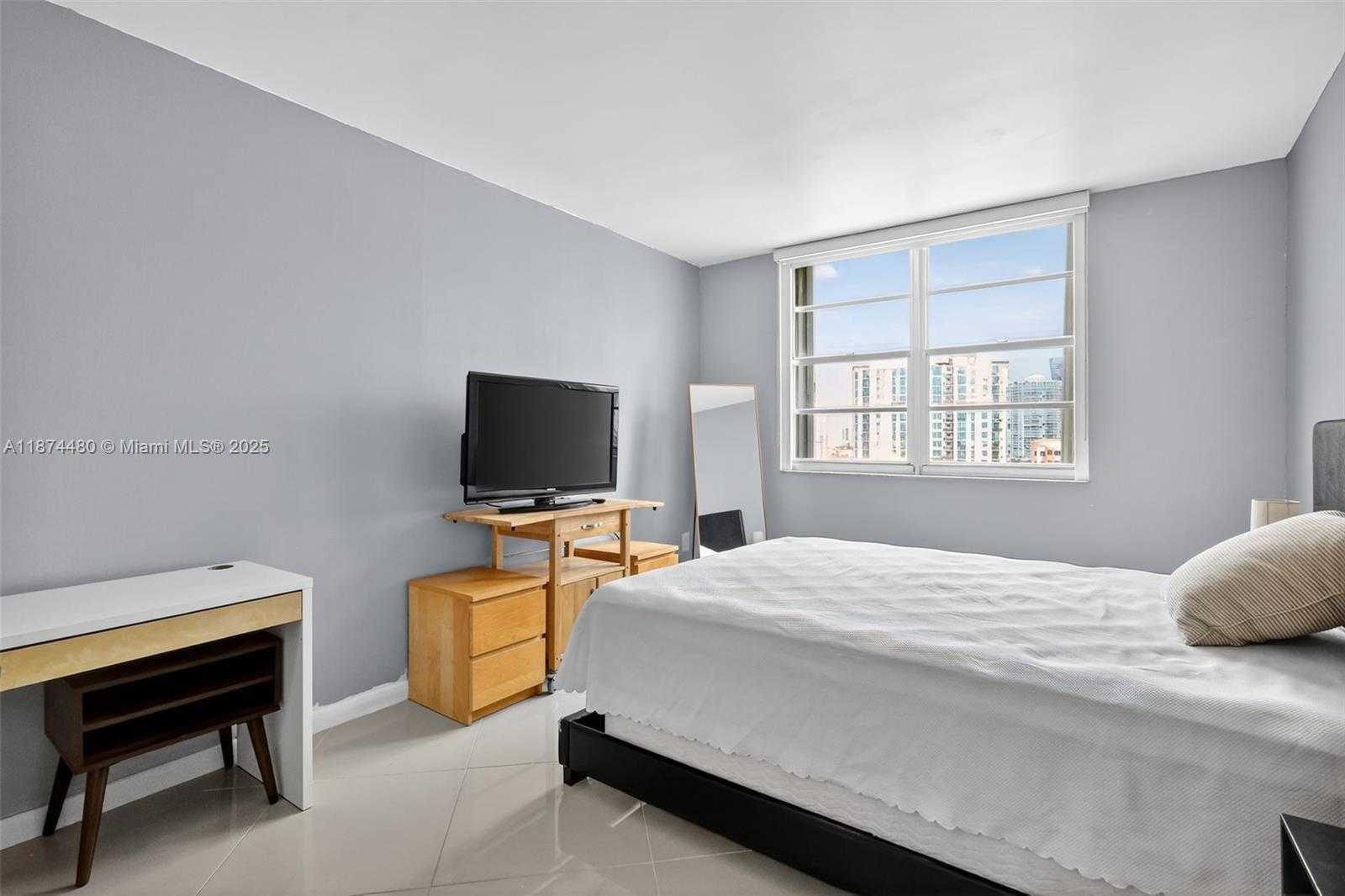 Small Image of 300 BAYVIEW DR #1009, Sunny Isles Beach Number 26