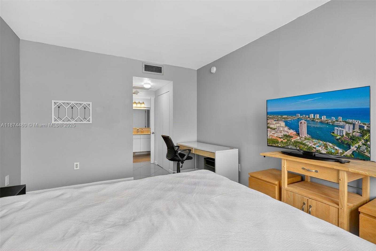 Small Image of 300 BAYVIEW DR #1009, Sunny Isles Beach Number 27