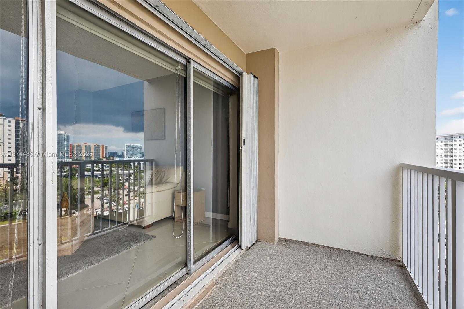 Small Image of 300 BAYVIEW DR #1009, Sunny Isles Beach Number 30