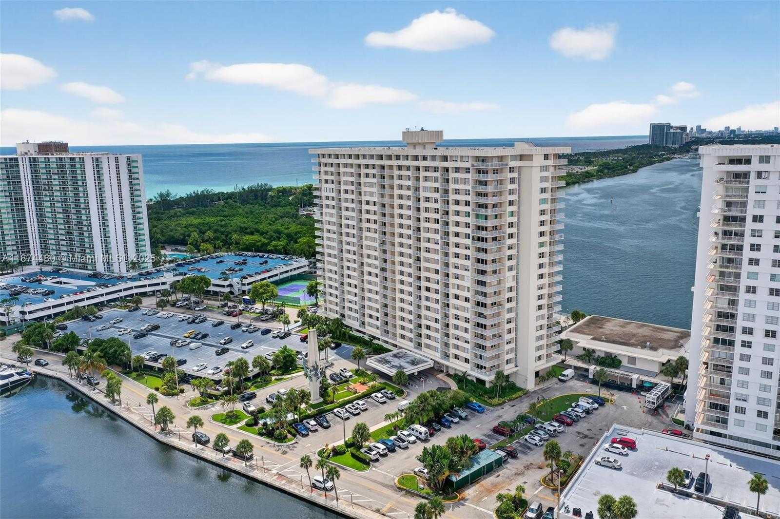Small Image of 300 BAYVIEW DR #1009, Sunny Isles Beach Number 4