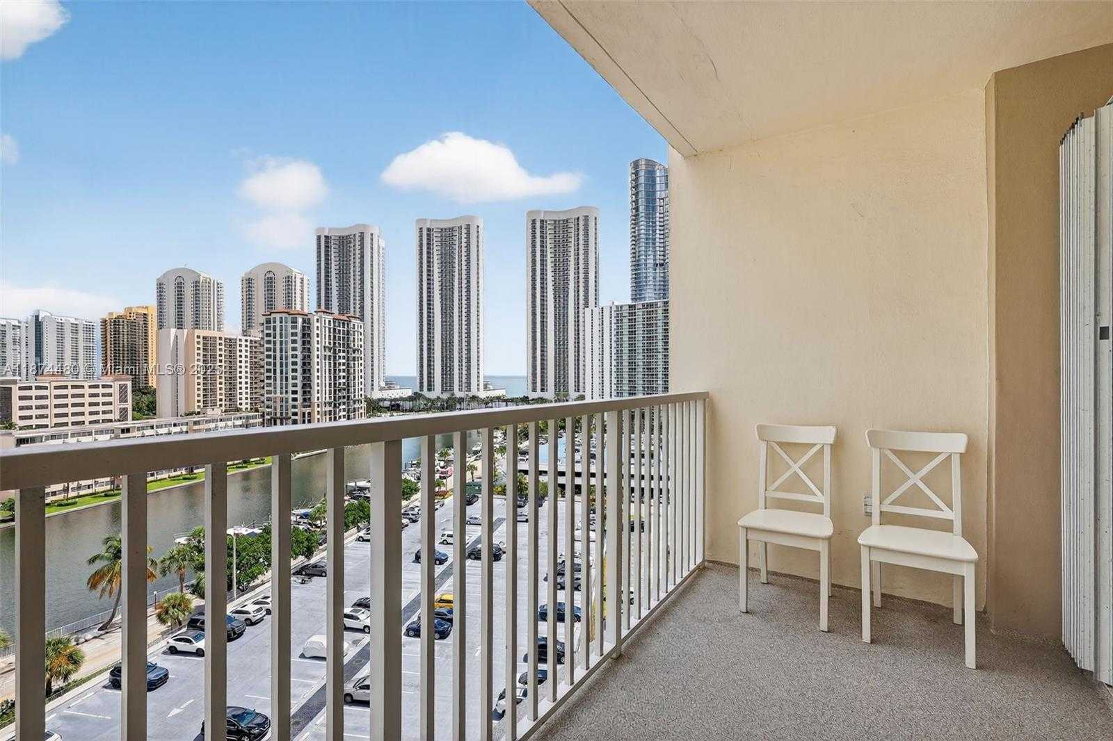 Small Image of 300 BAYVIEW DR #1009, Sunny Isles Beach Number 8
