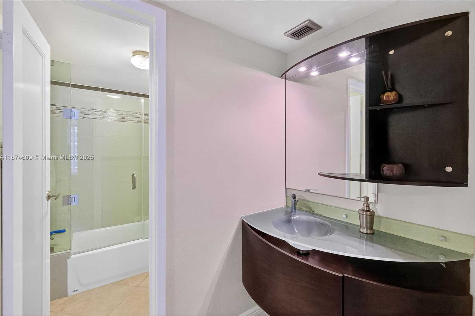 Small Image of 2401 COLLINS AVE #1005, Miami Beach Number 11