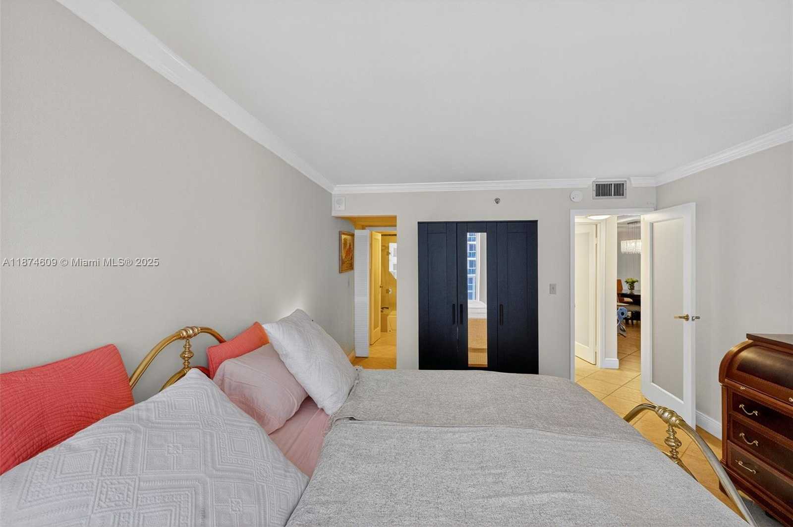 Small Image of 2401 COLLINS AVE #1005, Miami Beach Number 9