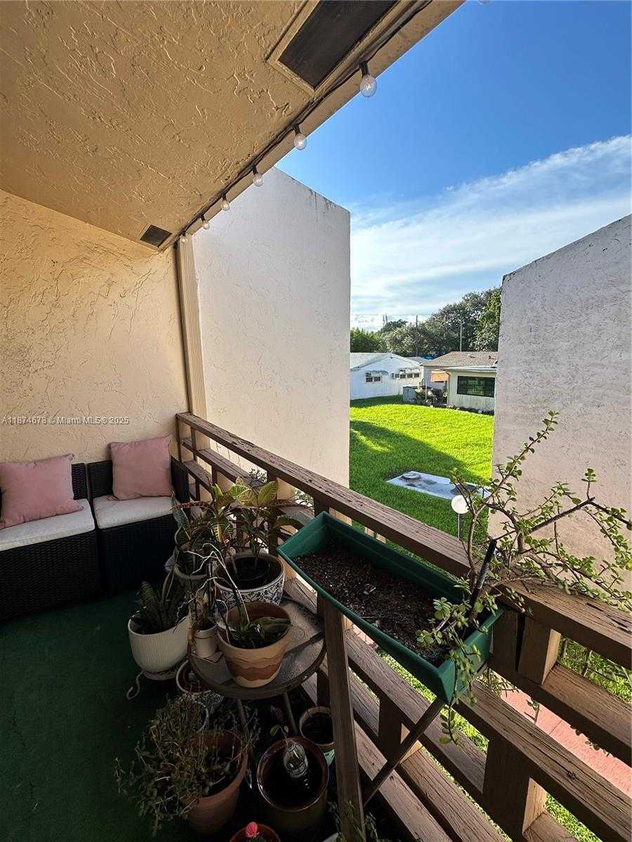 Small Image of 2831 PIERCE ST #205, Hollywood Number 24