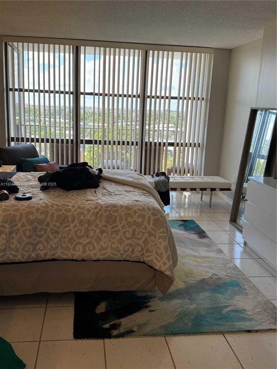 Small Image of 1000 PARKVIEW DR #805, Hallandale Beach Number 10