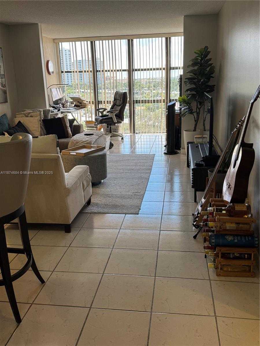 Small Image of 1000 PARKVIEW DR #805, Hallandale Beach Number 8
