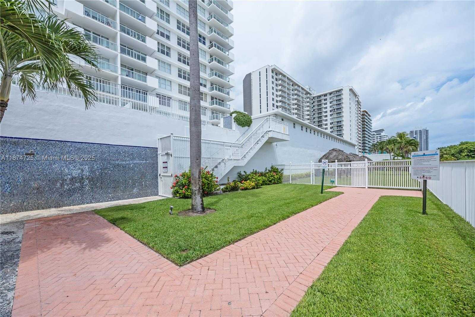 Small Image of 5601 COLLINS AVE #410, Miami Beach Number 37