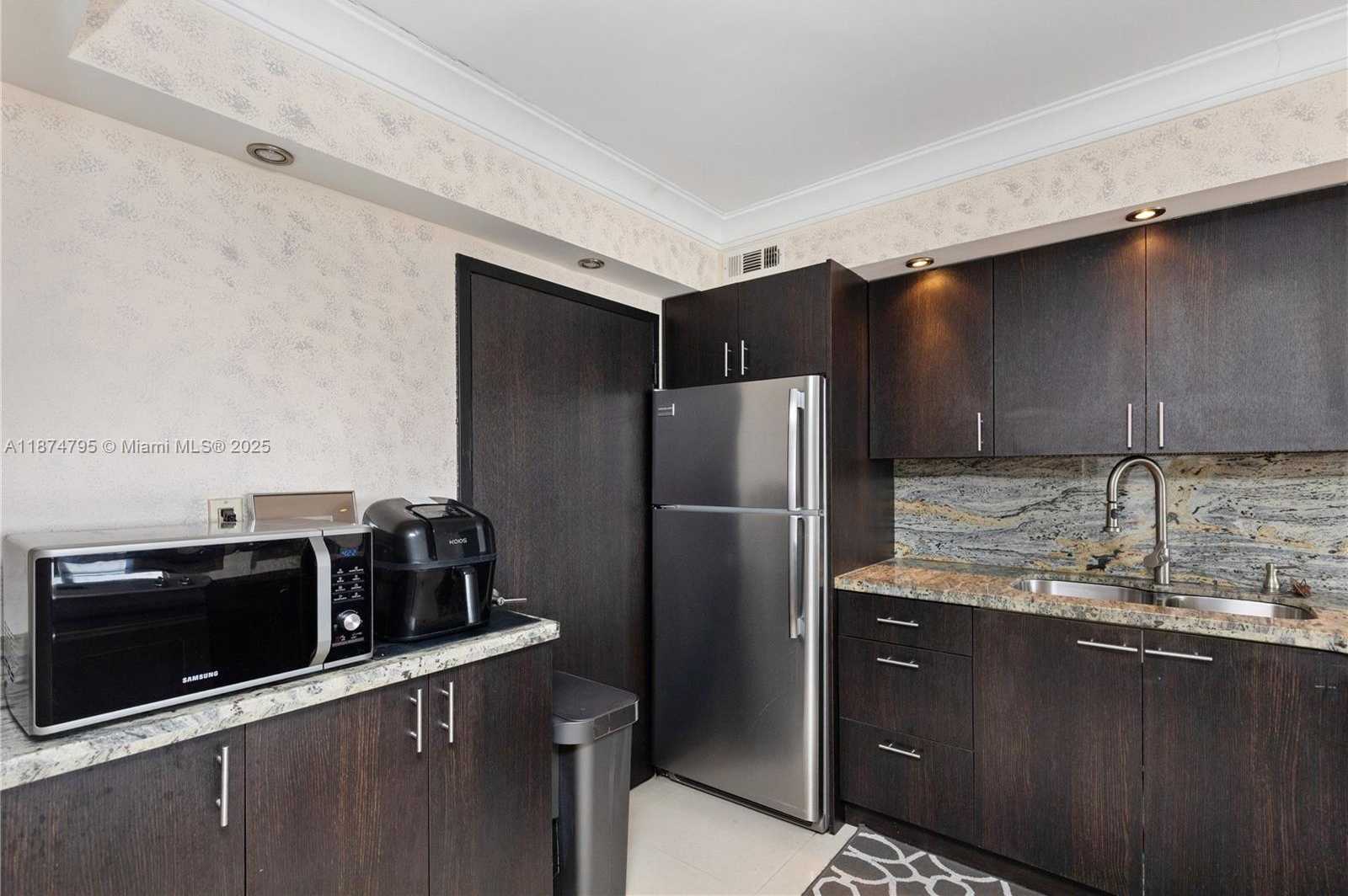 Small Image of 3180 SOUTH OCEAN DR #1517, Hallandale Beach Number 4