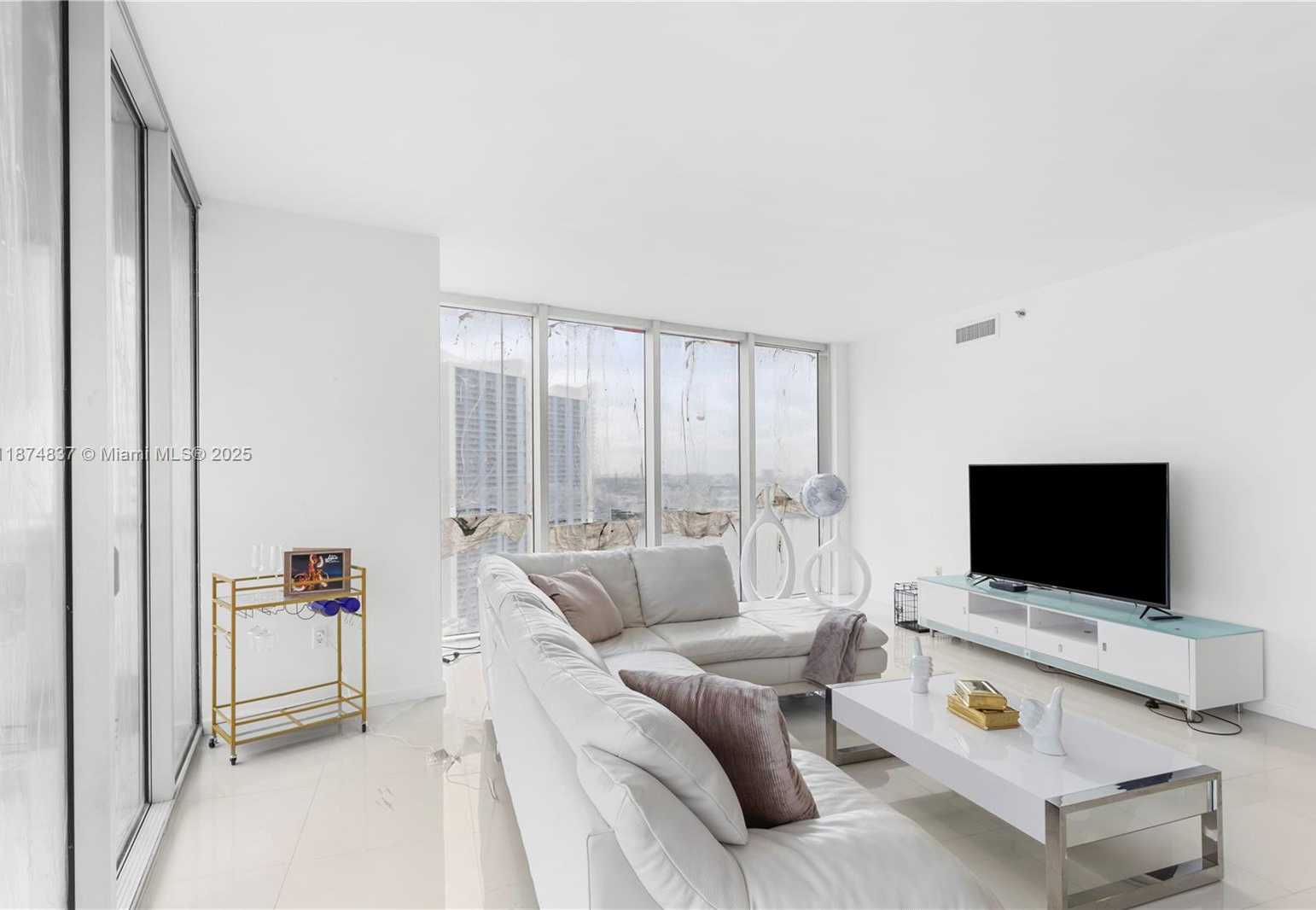 Small Image of 465 BRICKELL AVE #2702, Miami Number 4