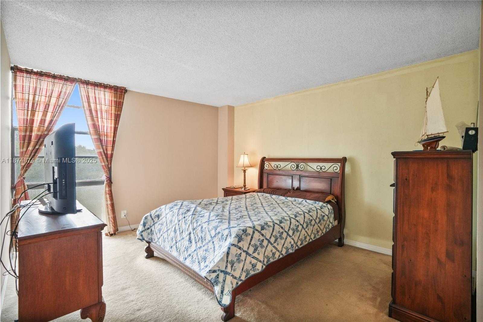 Small Image of 20400 E Country Club Dr, Aventura, FL 33180, USA Number 11