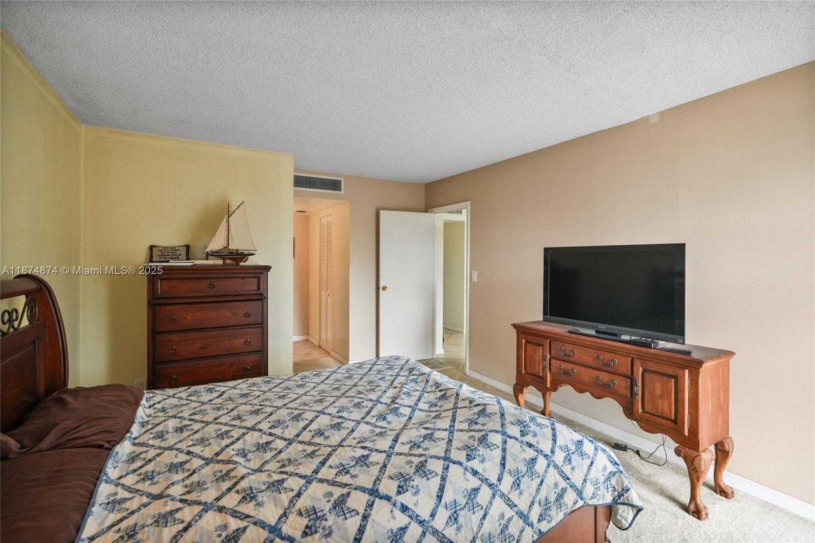 Small Image of 20400 E Country Club Dr, Aventura, FL 33180, USA Number 13