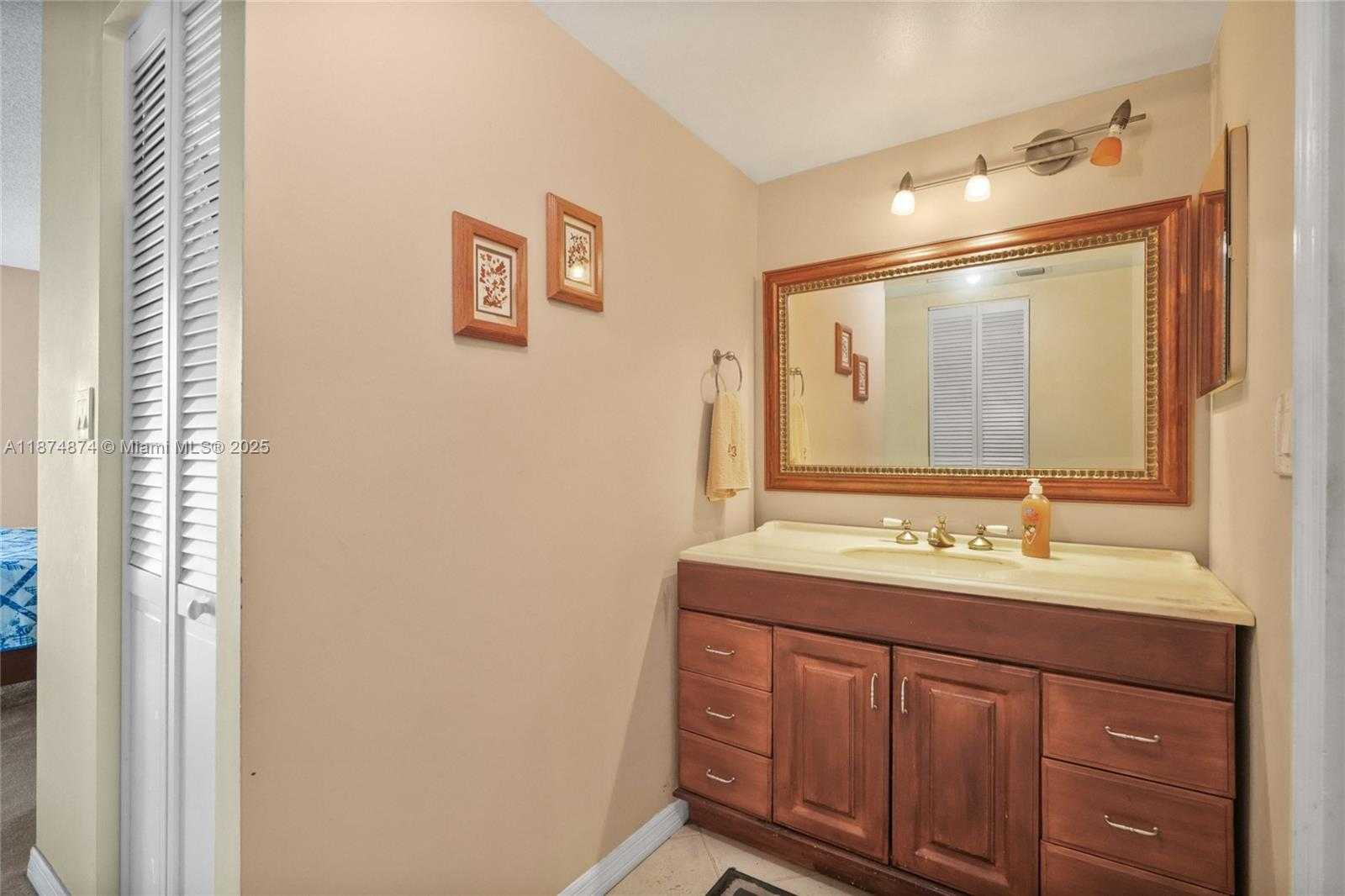 Small Image of 20400 E Country Club Dr, Aventura, FL 33180, USA Number 16