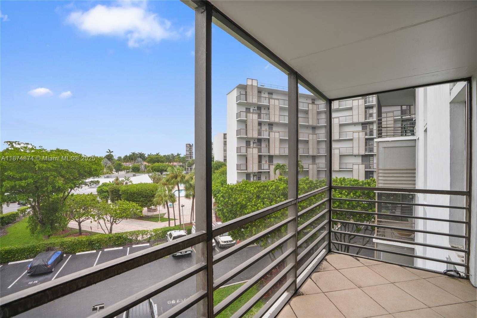 Small Image of 20400 E Country Club Dr, Aventura, FL 33180, USA Number 18