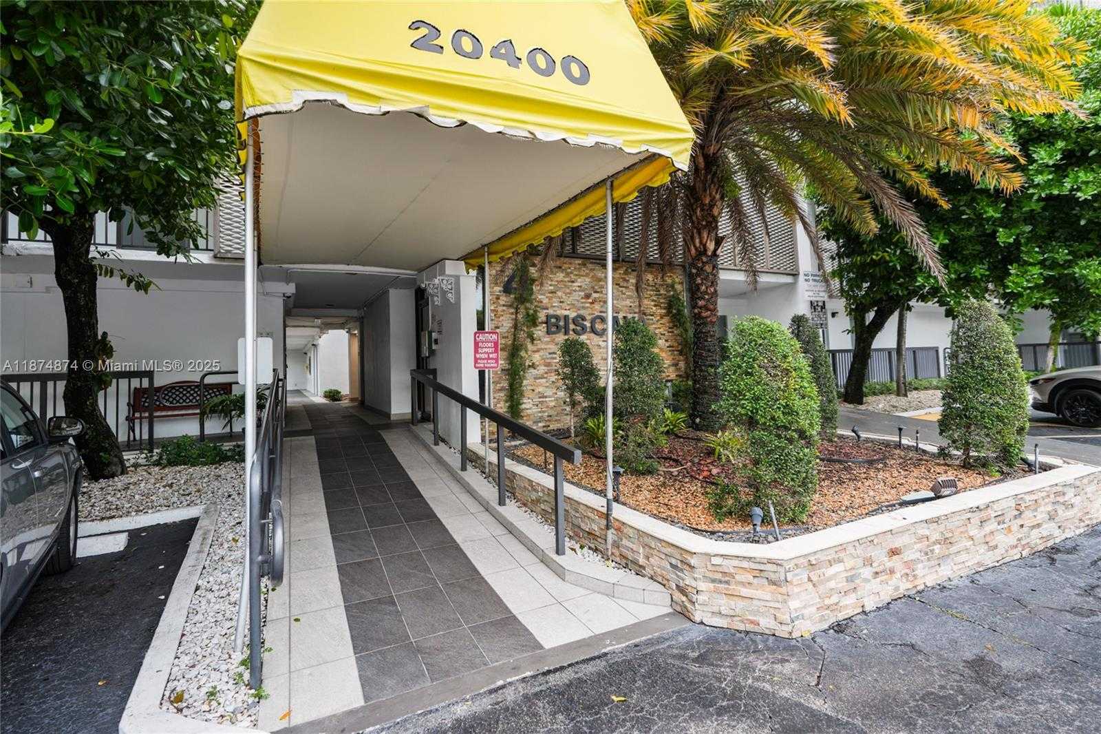 Small Image of 20400 E Country Club Dr, Aventura, FL 33180, USA Number 2