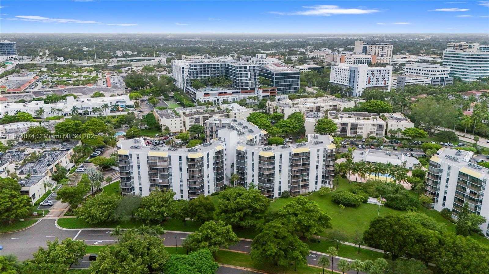 Small Image of 20400 E Country Club Dr, Aventura, FL 33180, USA Number 27