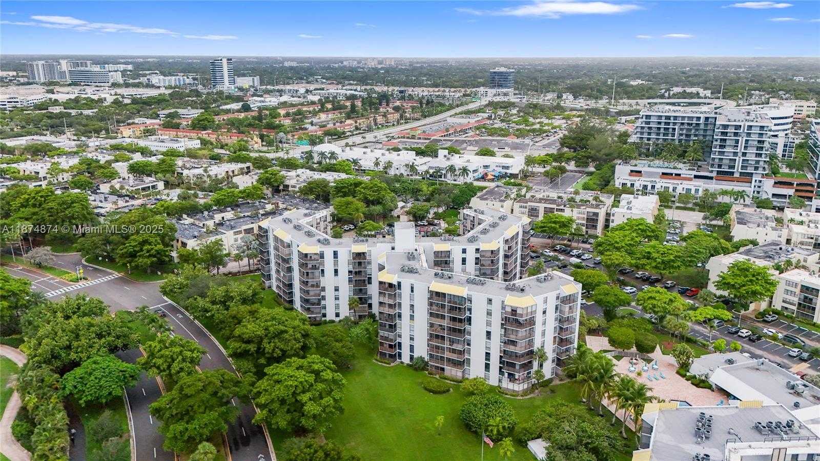 Small Image of 20400 E Country Club Dr, Aventura, FL 33180, USA Number 28