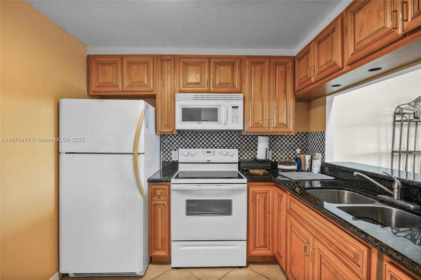 Small Image of 20400 E Country Club Dr, Aventura, FL 33180, USA Number 9