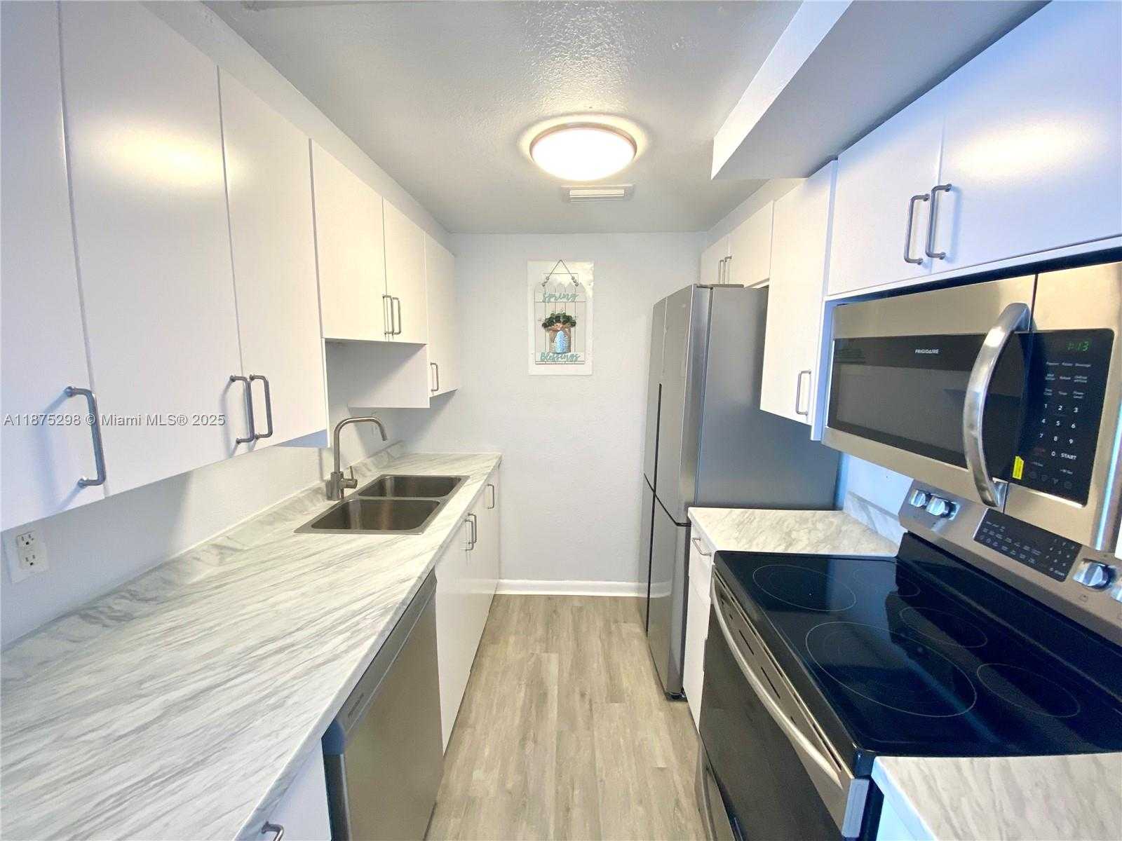 Small Image of 1185 MARSEILLE DR #307, Miami Beach Number 3