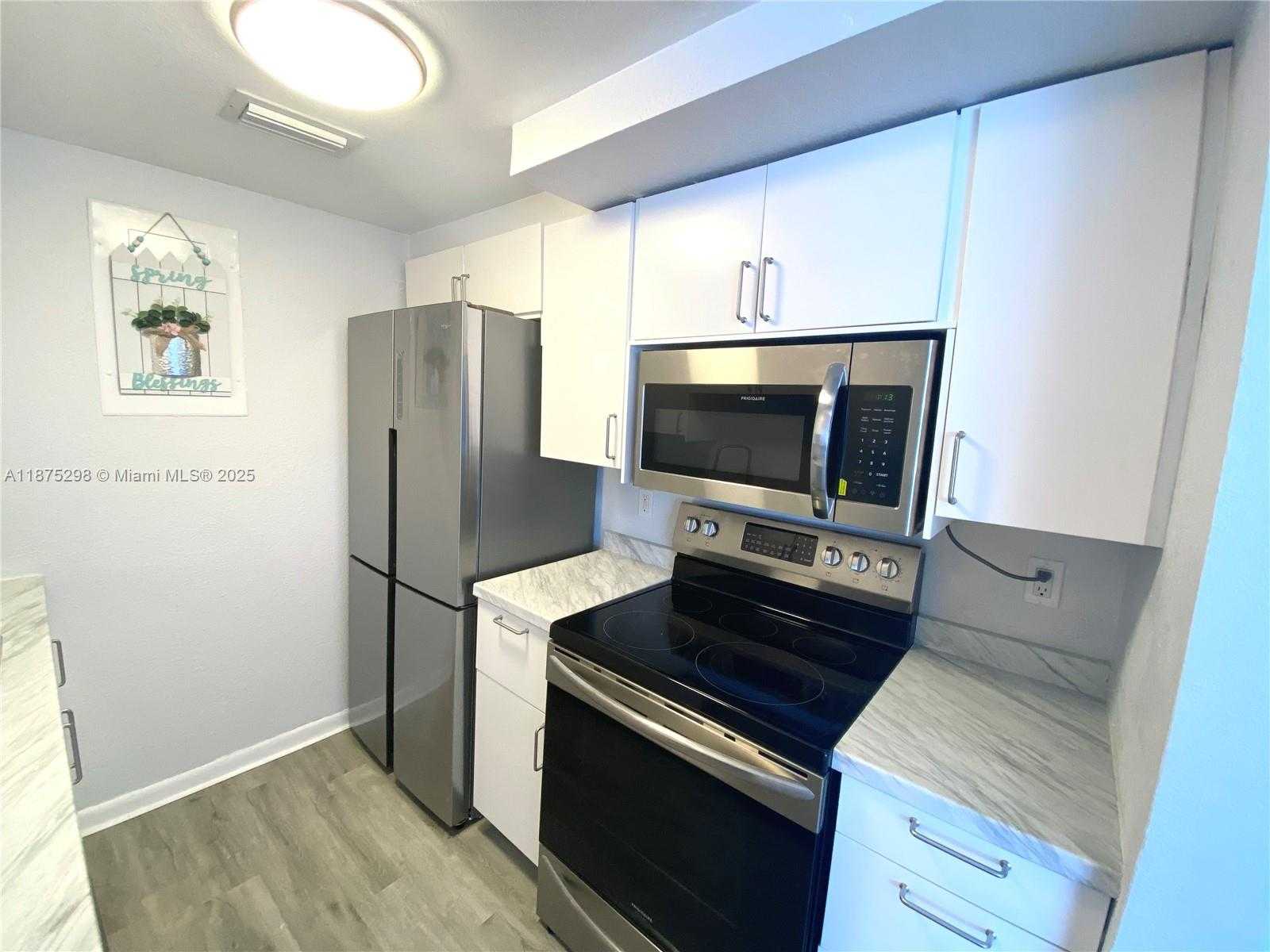 Small Image of 1185 MARSEILLE DR #307, Miami Beach Number 4