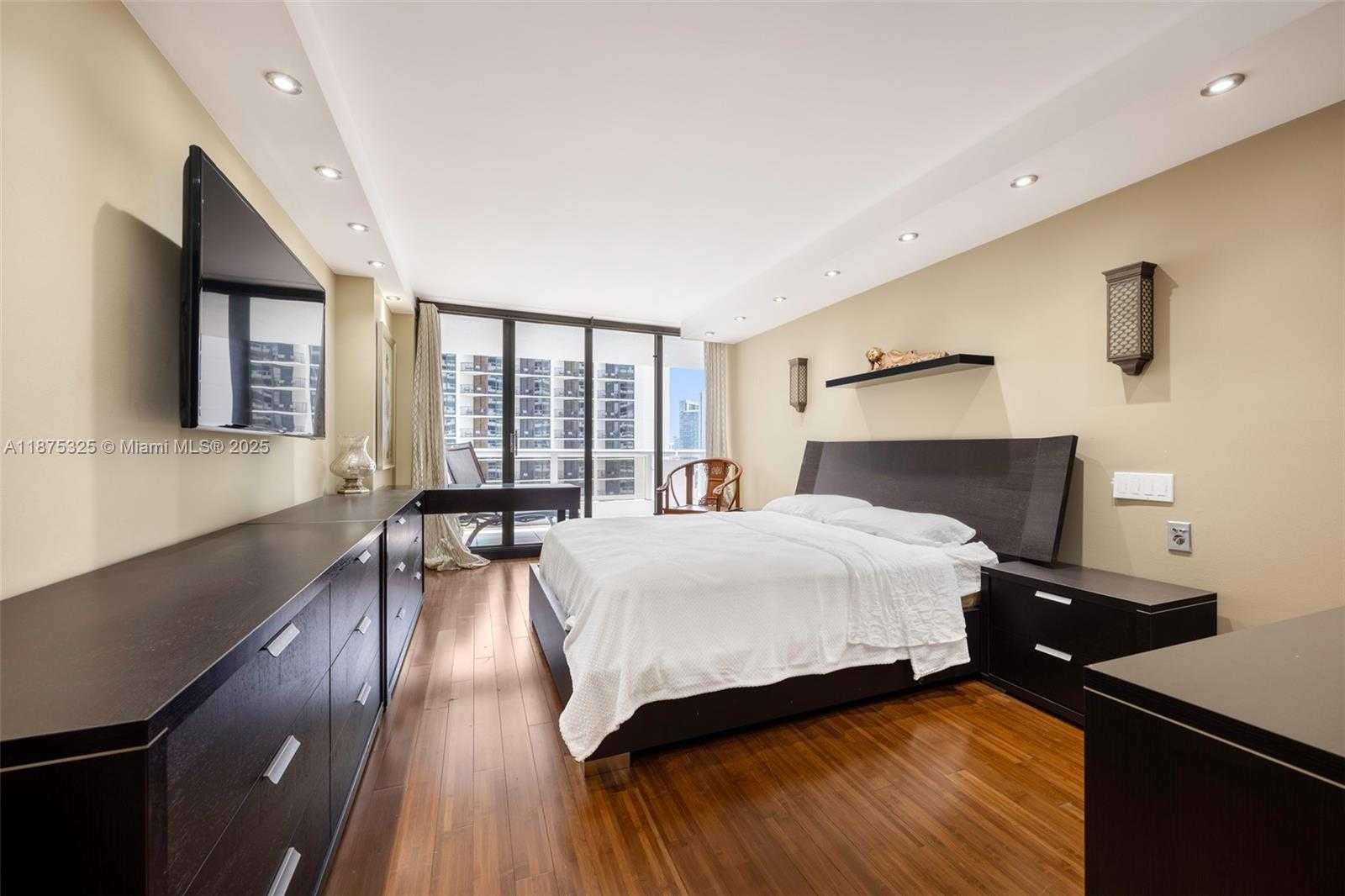 Small Image of 1717 NORTH BAYSHORE DR #A-3042, Miami Number 14