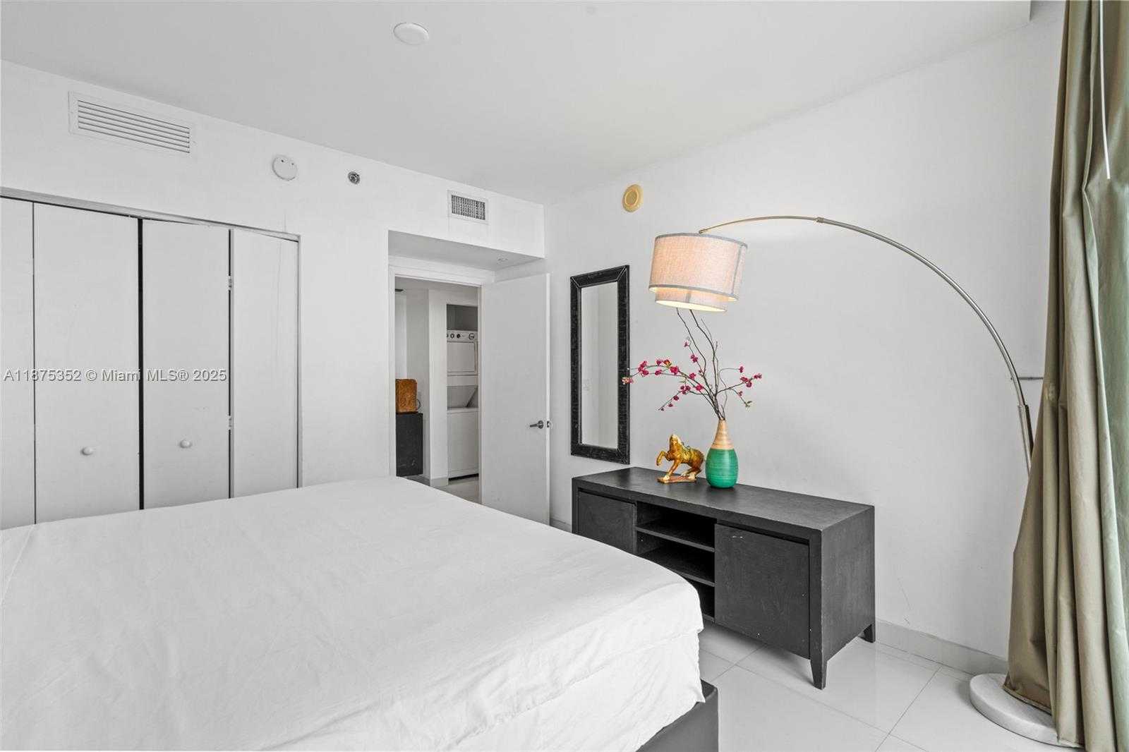 Small Image of 485 BRICKELL AVENUE #4902, Miami Number 22