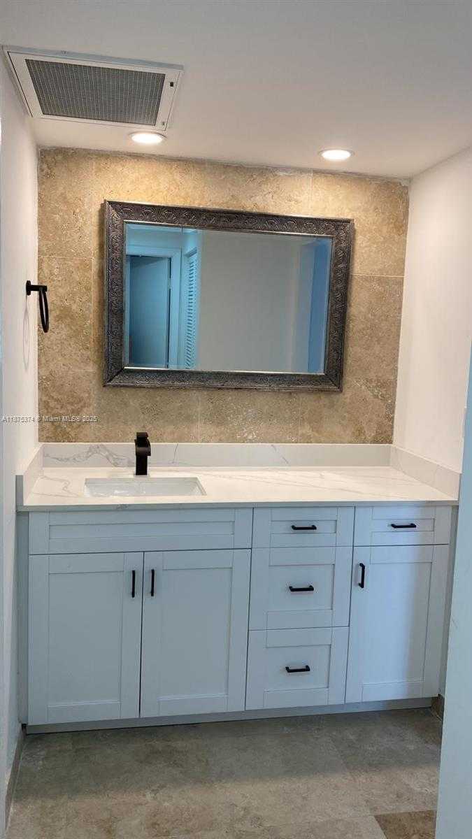 Small Image of 500 BAYVIEW DR #230, Sunny Isles Beach Number 25