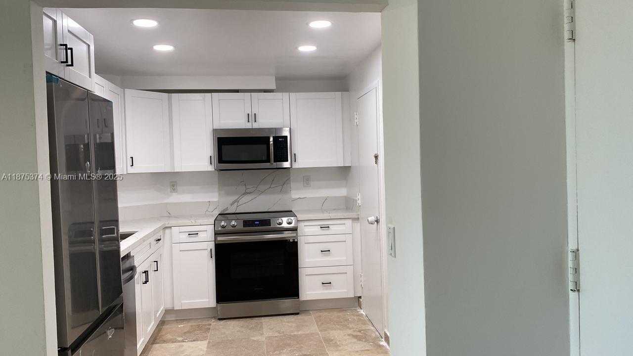 Small Image of 500 BAYVIEW DR #230, Sunny Isles Beach Number 5