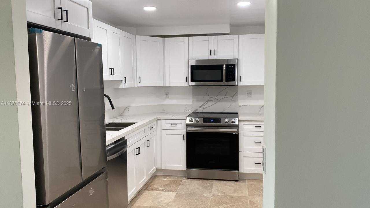 Small Image of 500 BAYVIEW DR #230, Sunny Isles Beach Number 6