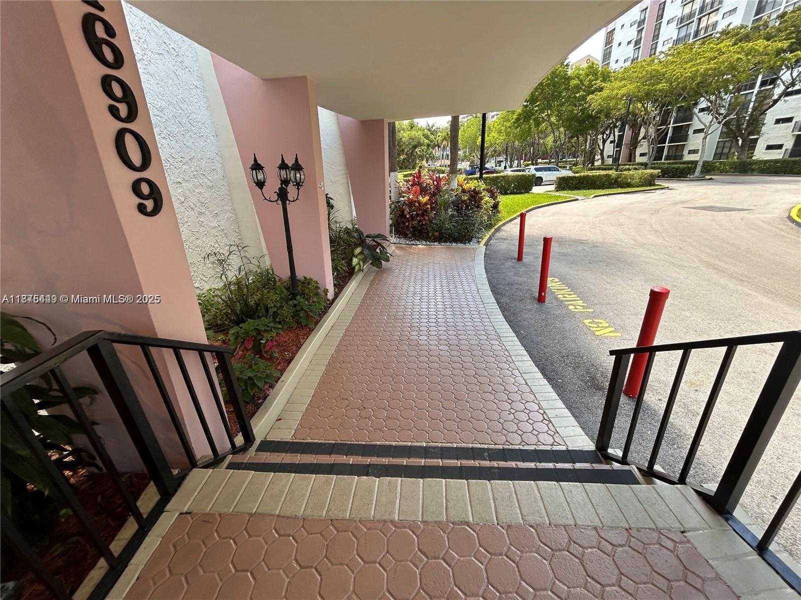Small Image of 16909 SOUTH BAY RD #918, Sunny Isles Beach Number 2