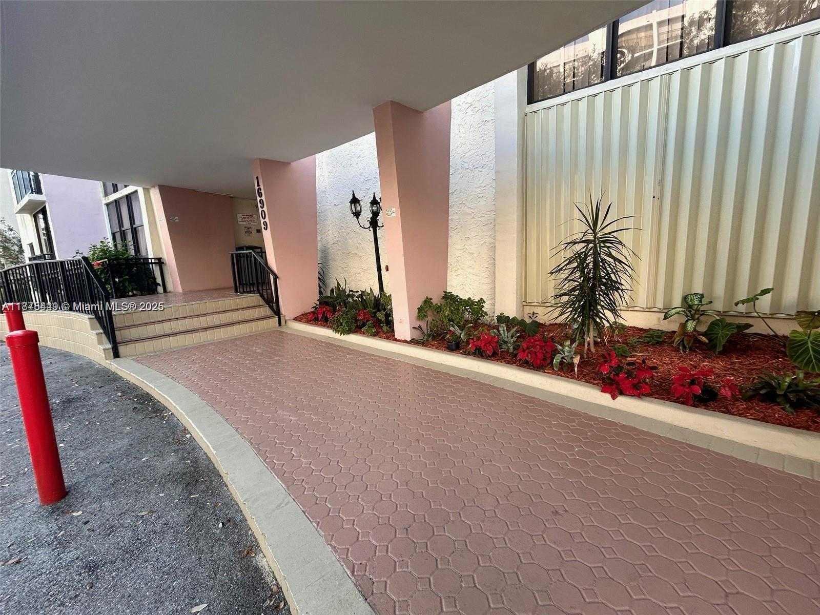 Small Image of 16909 SOUTH BAY RD #918, Sunny Isles Beach Number 3